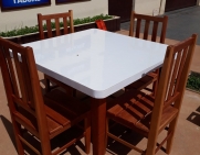 MESA COM 4 CADEIRAS